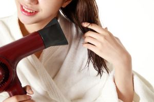 為了防止脱髮，你需要像這樣吹乾頭髮