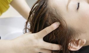 為了防止脱髮……當你洗頭時，請按“這樣”做