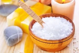 用海鹽處理油膩的頭髮