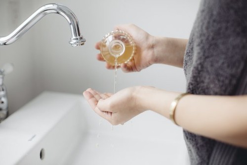 乾性頭髮的5種最佳DIY治療_蘋果醋