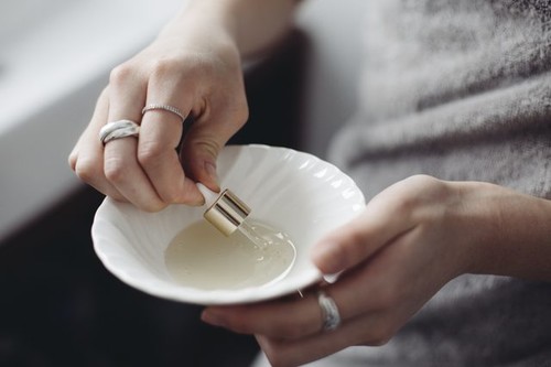 乾性頭髮的5種最佳DIY治療_阿甘油