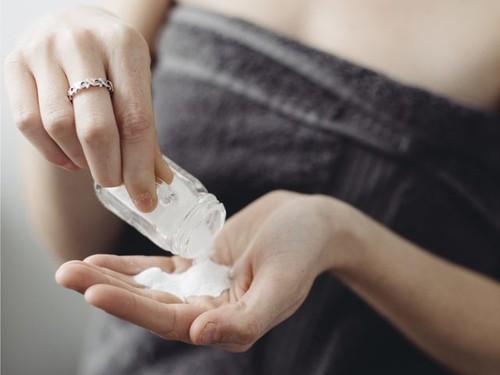 乾性頭髮的5種最佳DIY治療_小蘇打