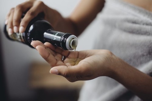 乾性頭髮的5種最佳DIY治療_橄欖油