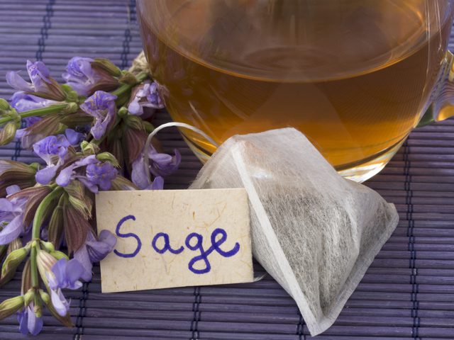 最後沖洗時,將涼茶倒入頭髮並將其留在裏面 最後沖洗時,將涼茶倒入頭髮並將其留在裏面