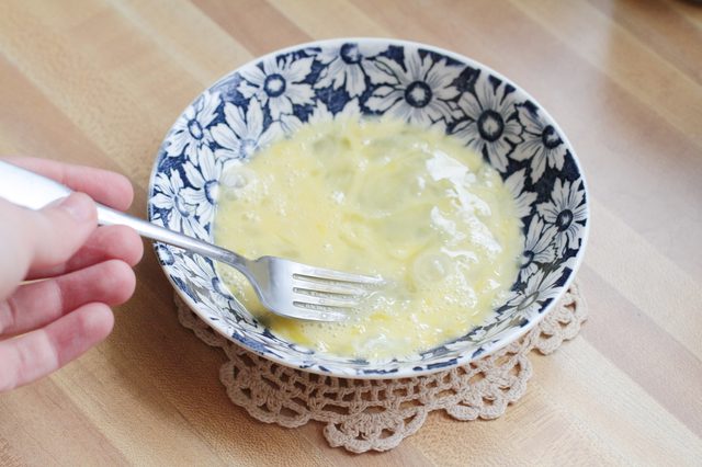 用雞蛋進行基本的頭髮調理治療很簡單 用雞蛋進行基本的頭髮調理治療很簡單