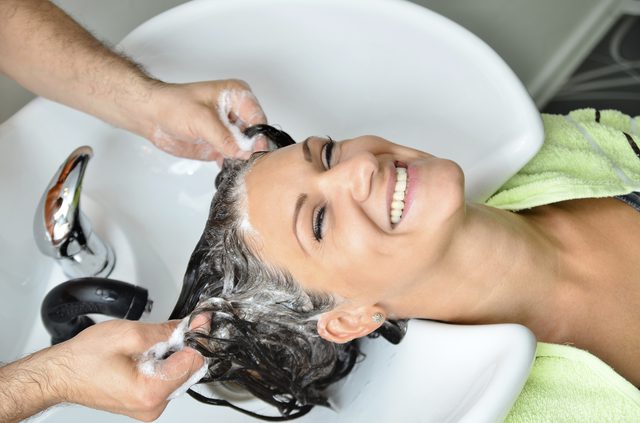 頭髮乾枯是<a href='t/t_860' title='維生素' target='_blank'>維生素</a>A缺乏的症狀 頭髮乾枯是維生素A缺乏的症狀