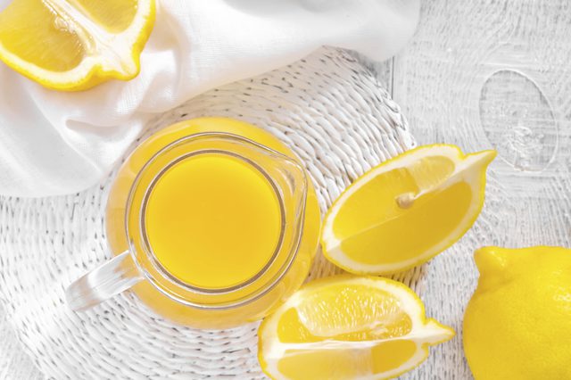 檸檬汁可以添加到各種食物中,增加味道而不含卡路里 檸檬汁可以添加到各種食物中,增加味道而不含卡路里