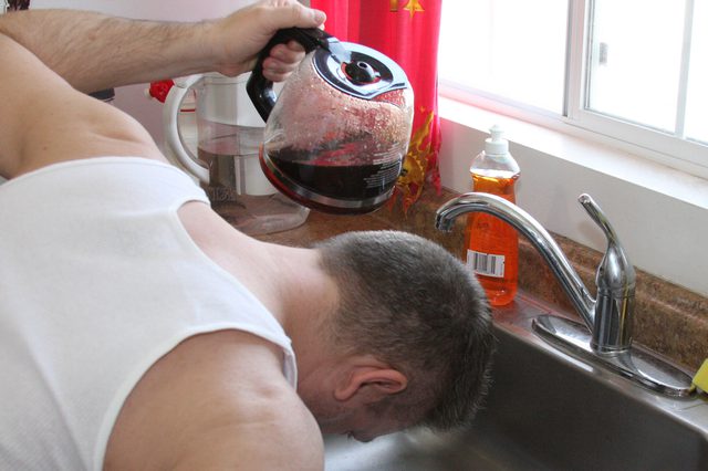 用咖啡染<a href='t/t_251' title='白髮' target='_blank'>白髮</a>的步驟1 用咖啡染白髮的步驟1