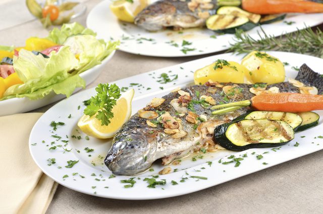 富含維生素B12和葉酸的食物:海鮮和牛奶 富含維生素B12和葉酸的食物:海鮮和牛奶