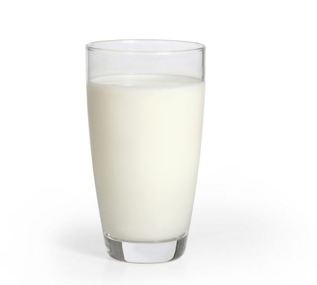 牛奶在玻璃杯裏 牛奶在玻璃杯裏