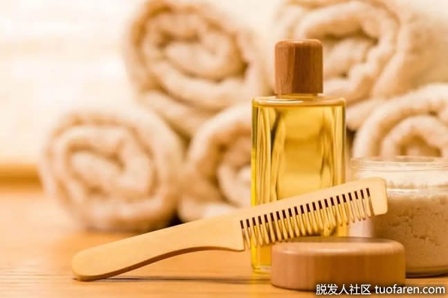 使用油按摩以防止頭髮掉落 使用油按摩以防止頭髮掉落