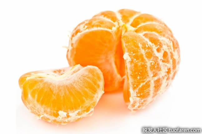 橙子中含有的維生素C可以幫助修復被太陽曬傷的皮膚,減少衰老的影響。 橙子中含有的維生素C可以幫助修復被太陽曬傷的皮膚,減少衰老的影響。