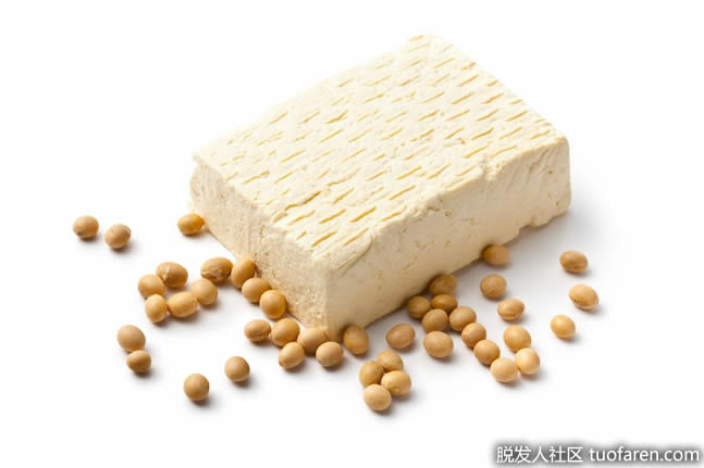 豆腐是鈣的天然來源。 豆腐是鈣的天然來源。