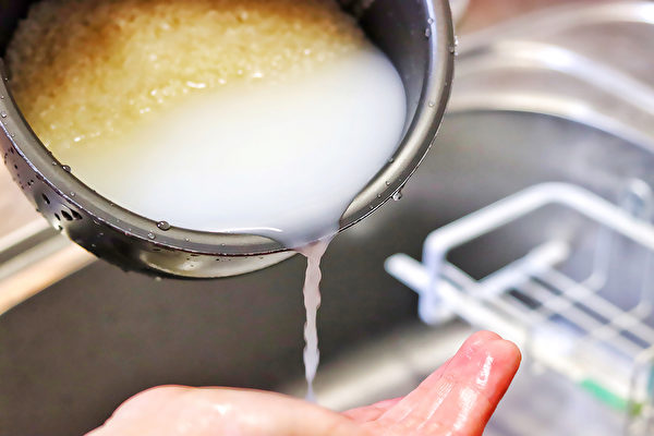 淘米水是所有天然洗髮水中最好的洗髮水，不僅因為它洗髮的效果好，還能促進頭髮生長，使頭髮烏黑濃密。