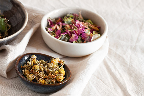 容易緊張、焦慮的人，可以用洋甘菊和玫瑰花泡茶來養頭髮。