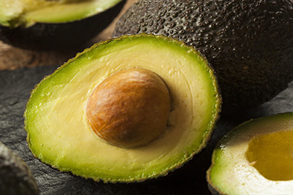 酪梨可改善頭髮毛躁亂翹。