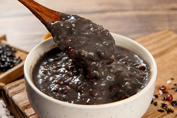 中醫講“以黑補黑”，利用黑色、深色食物補腎氣，以養黑髮。