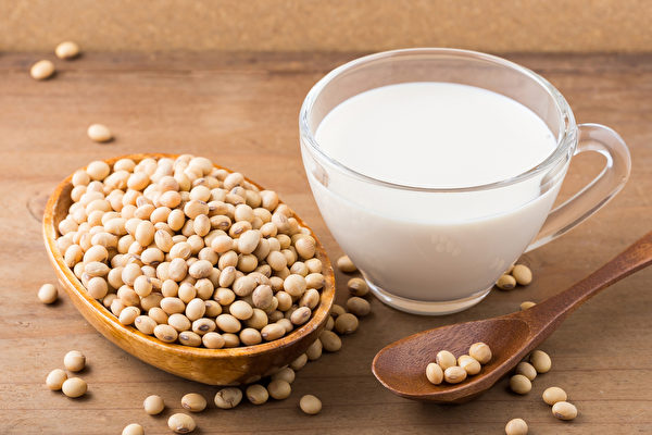 多喝牛奶、豆漿補充鈣，鈣對情緒健康有幫助，能鬆弛肌肉、安定神經。