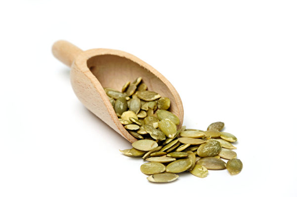 南瓜仔含<a href='t/t_2133' title='鋅' target='_blank'>鋅</a>,可防止<a href='t/t_2036' title='頭皮' target='_blank'>頭皮</a>乾燥。 南瓜仔含鋅,可防止頭皮乾燥。