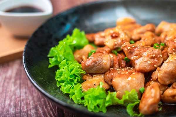 雞肉富含<a href='t/t_1286' title='蛋白質' target='_blank'>蛋白質</a>,可促進頭髮生成。 雞肉富含蛋白質,可促進頭髮生成。