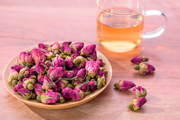 玫瑰花茶可以舒緩壓力,還有養顏抗老、調經止痛等功效。 玫瑰花茶可以舒緩壓力,還有養顏抗老、調經止痛等功效。