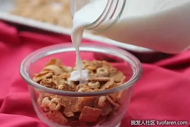 杏仁奶和全麥穀物 杏仁奶和全麥穀物