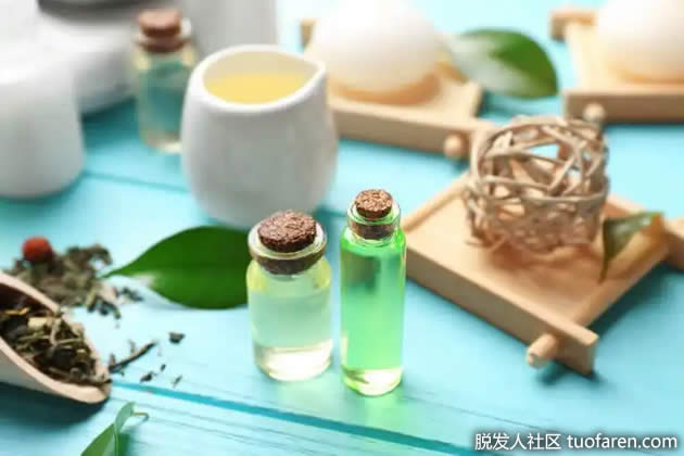 蒸餾水和茶樹油製成的髮膜