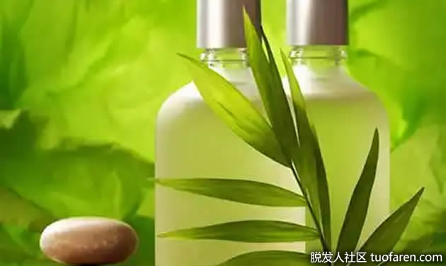 使用天然或不含化學物質的洗髮水