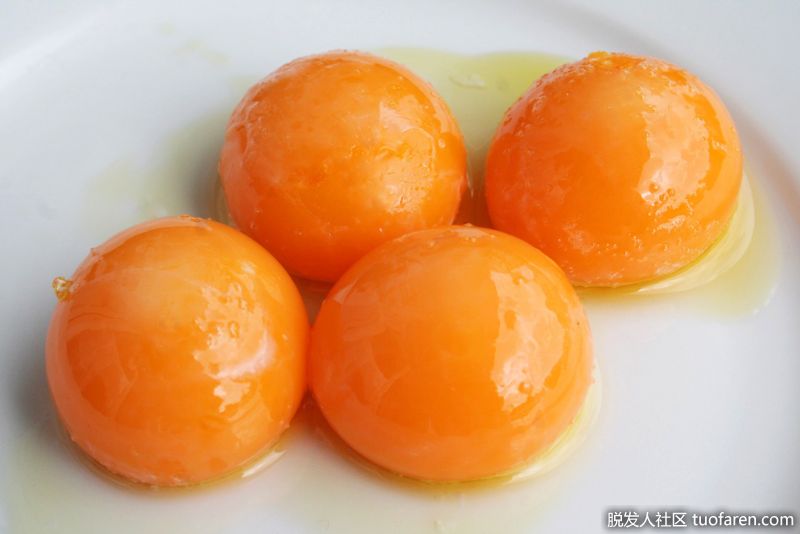 蛋黃：蛋黃含有生物素，這是一種有助於抑制DHT產生的營養物質。蛋黃還能幫助身體產生必要的脂肪酸，這是頭髮健康生長所必需的。蛋黃中天然存在的硫也可以幫助你長出又厚又長的頭髮。雞蛋也是蛋白質的極佳來源，蛋白質有助於頭髮生長。