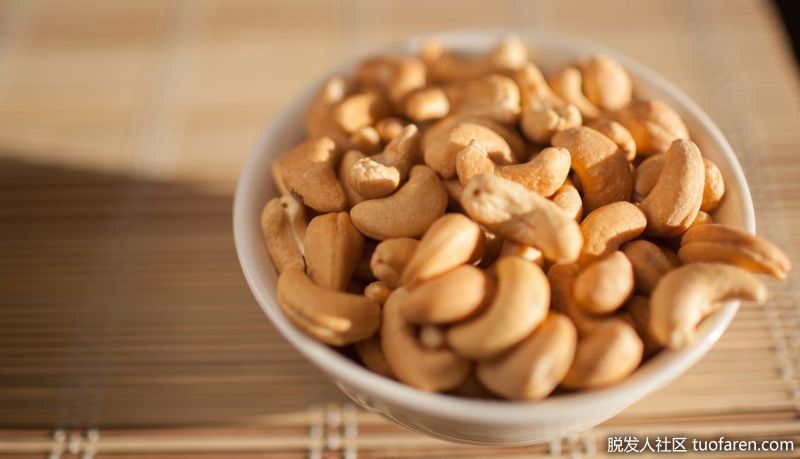 腰果：腰果富含鋅，鋅能直接阻止睾酮轉化成二氫睾酮的活性形式，二氫睾酮會導致禿頂。腰果也富含促進毛髮再生的礦物質，包括銅、磷、錳和鋅。