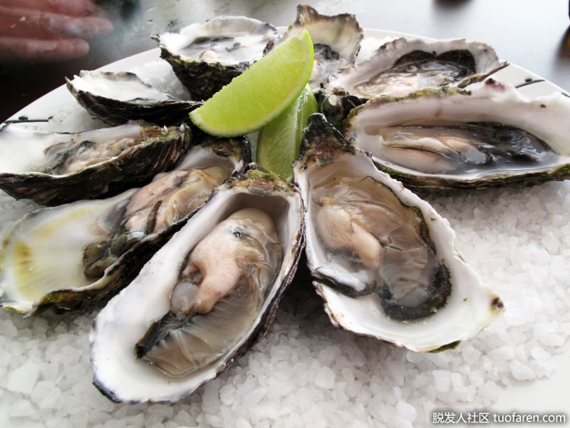 牡蠣：生吃牡蠣，鋅含量特別高，這使它們成為阻止dht的理想食物。它們也是鉀和鎂的豐富來源，正常的血液循環和將血液中的營養物質運送到毛囊都需要鉀和鎂。此外，牡蠣富含鐵和其他礦物質，對頭髮有益，包括鈣、磷、銅和硒。牡蠣中富含的維生素C和E也可以幫助對抗頭皮發炎。