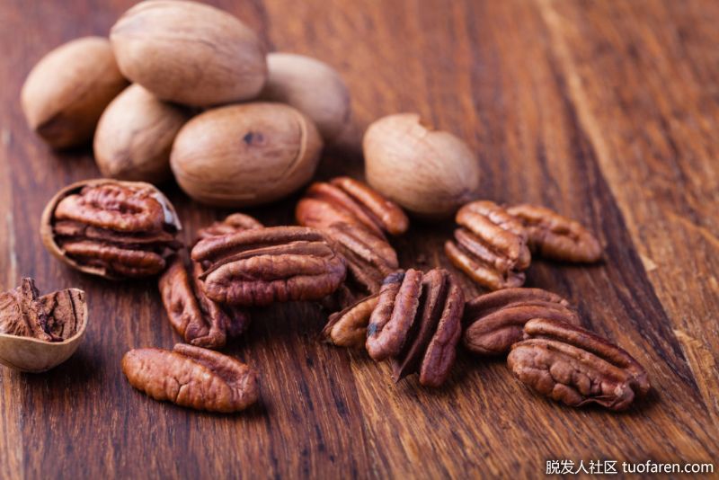 山核桃：山核桃含有L-賴氨酸，這是一種天然的DHT阻滯劑。這種味道豐富的“堅果”實際上是一種富含單飽和脂肪酸和鞣花酸的水果，有助於防止受損毛囊感染。山核桃也是γ-生育酚的特殊來源;一種非常有效的維生素E來源，可以幫助減少頭皮炎症和隨後的脱髮。此外，山核桃含有多種礦物質，包括鐵、錳和硒，這些都是毛囊持續健康所必需的。
