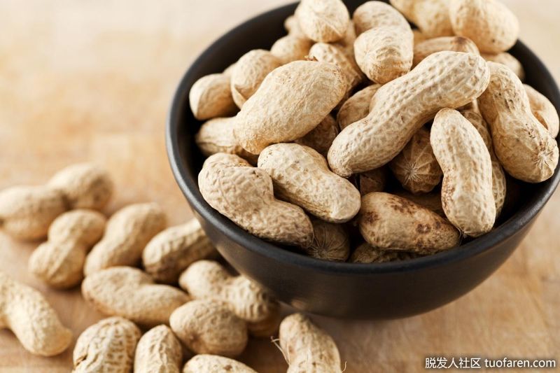 花生：這種營養豐富的豆類含有賴氨酸和生物素。它們都是天然的二氫睾酮抑制劑，也是有益於心臟健康的蛋白質來源，特別富含葉酸和鉬。這兩種營養物質有助於頭皮毛囊利用生長健康頭髮所需的鐵和銅。它們還富含單不飽和脂肪，有助於保持毛囊受到健康的心血管系統的滋養。