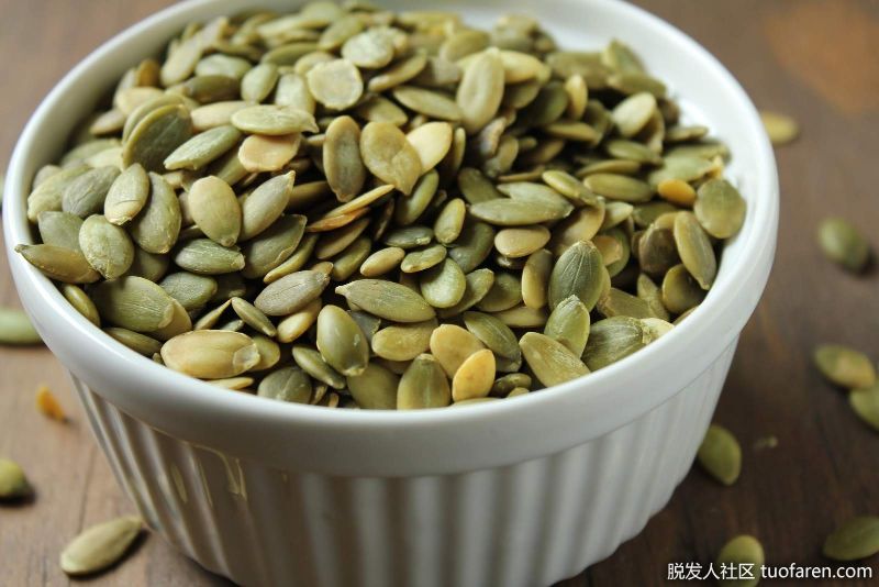 南瓜籽：如果你正遭受脱髮之苦，這應該是你零食的選擇之一。南瓜籽可以阻止毛囊中DHT的形成，因為它們含有一種叫做Delta-7的類固醇。南瓜籽通常可以在健康食品商店買到，是預先包裝好的零食。