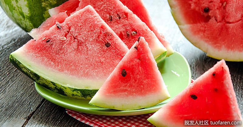 西瓜：西瓜富含番茄紅素，它通過阻止睾酮轉化為HT來阻止二氫睾酮。西瓜也是維生素C的好來源，有助於治癒頭皮，也是B12和B6的有機來源，有助於脱髮的重新生長，從而緩解新陳代謝問題，如二型糖尿病。這種再水化水果還含有一種叫做瓜氨酸的氨基酸，它支持腎功能和循環，確保身體產生的任何多餘的二氫睾酮被有效清除