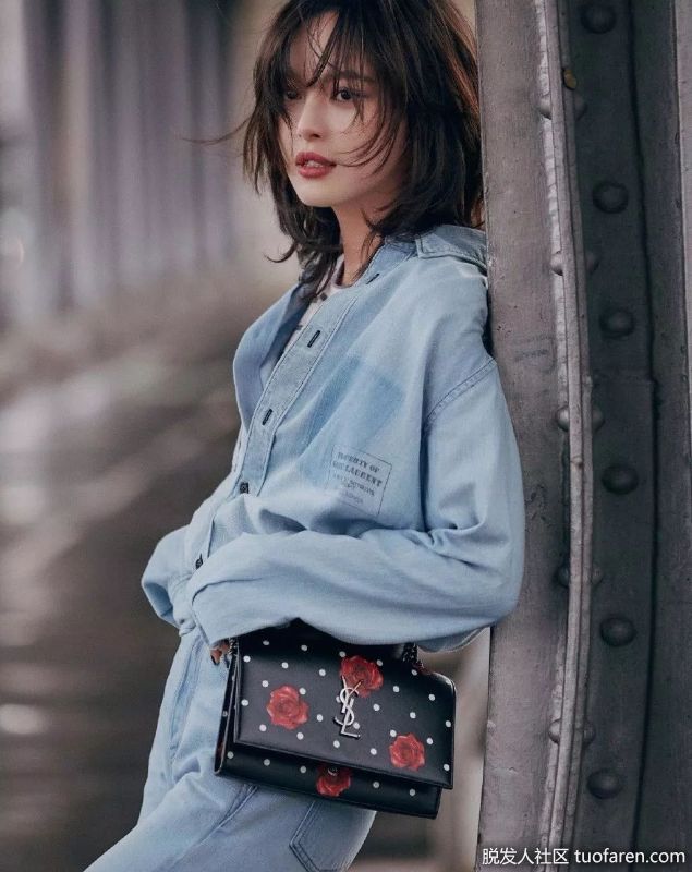 辛芷蕾髮型圖：從辛芷蕾的素顏自拍中可以看出，她的劉海沒有打理。其實這款短髮的劉海很有層次感，適合圓臉顴骨寬的臉型，在認真打理後可以起到很好的修飾作用。