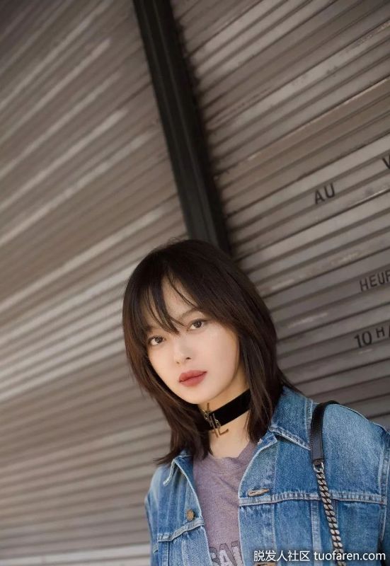 辛芷蕾髮型圖：辛芷蕾這款髮型出眾的點還在於她獨特的妝容。上妝前略顯疲憊，上妝後整體的氣場立刻表現了出來，霸氣登場。