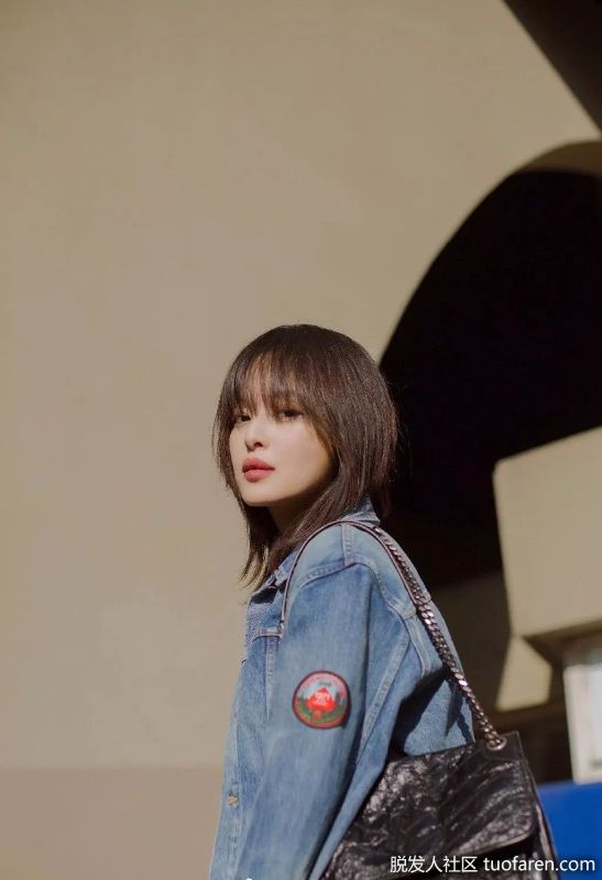 辛芷蕾髮型圖：辛芷蕾其實就有一點瓜子臉的感覺，所以她剪這款髮型就顯得很好看，剛好可以修飾兩邊臉，讓臉顯得更瘦。在換上一身港式風格的衣服，那絕對很亮眼。