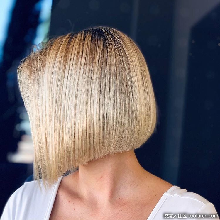 這款經典的淺金色A字波波頭也是一款很少過時的髮型。