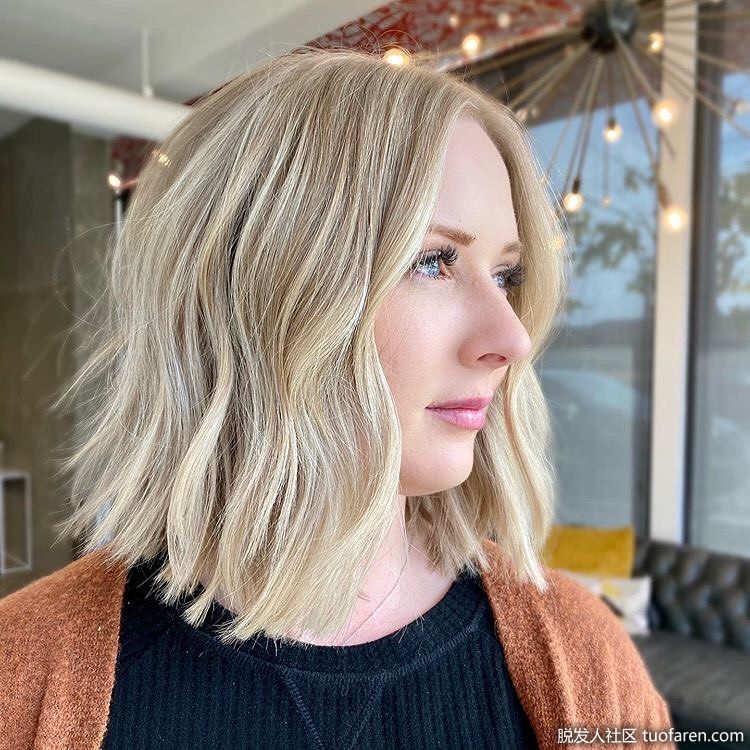 簡單的中分發型可以完美地展現光滑的膚色和橢圓形的臉型。
