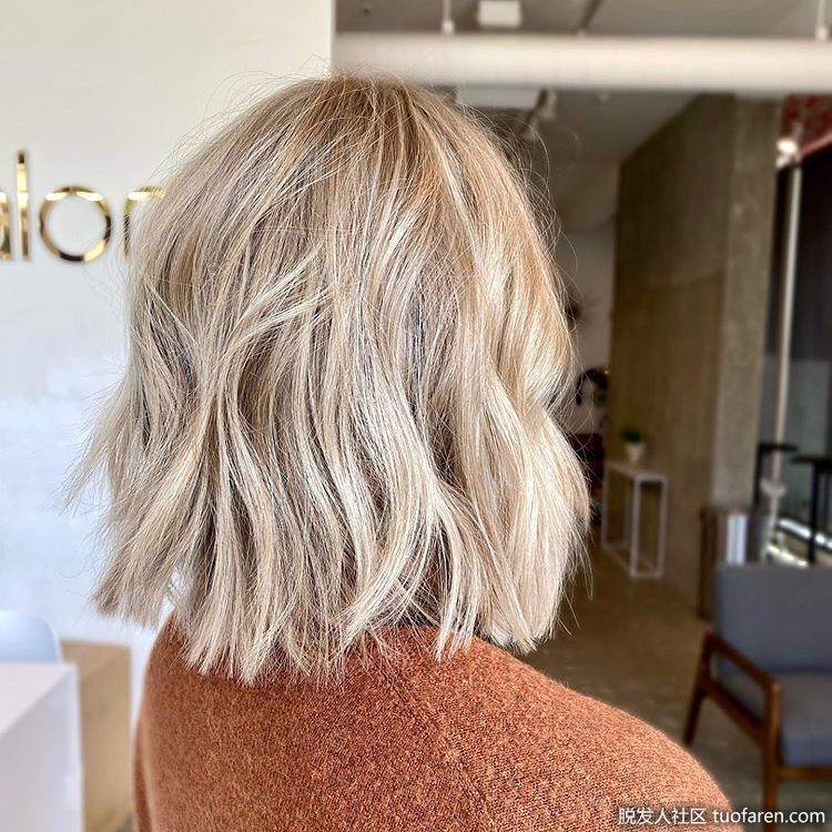 柔順的波浪能使直髮的波浪感增強，髮梢被柔和的波浪形柔化，增加直髮的動感。