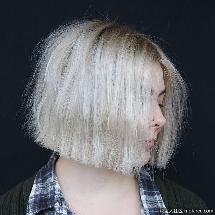 垂直的淺金色頭髮的顏色設計和稍深的灰金色的水平條紋，創造了一種奇妙的視覺錯覺。