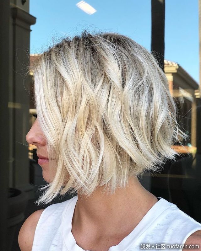 這款漂亮的混合短髮有三種主要顏色，但也有很多不同的色調。扭曲的波浪散發出年輕、活力