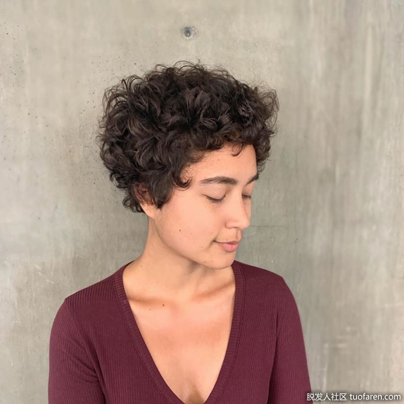 20世紀50年代，泡沫燙髮在女性中很流行。所以這是一個時尚的，復古的風格，每個人都可以享受可愛的短捲髮，這種捲髮可以瞬間完成!