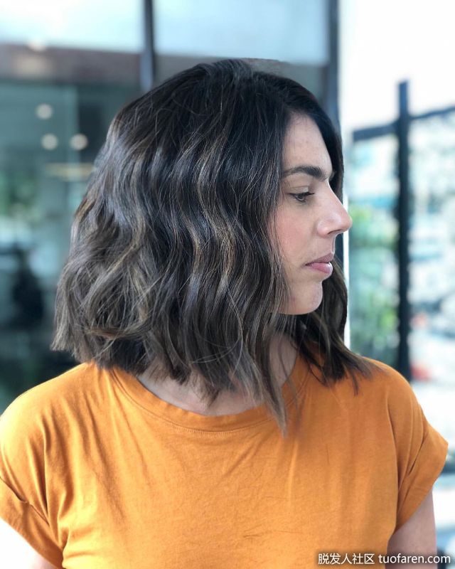 這一款容易護理的中等波波頭增添了很多有趣的質感和動感。