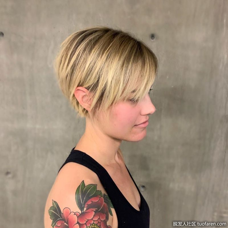 這種長長的小精靈髮型是一種“痞子”髮型，把長劉海“耷拉”到眼睛上，把側邊隨意地推到耳朵後面。