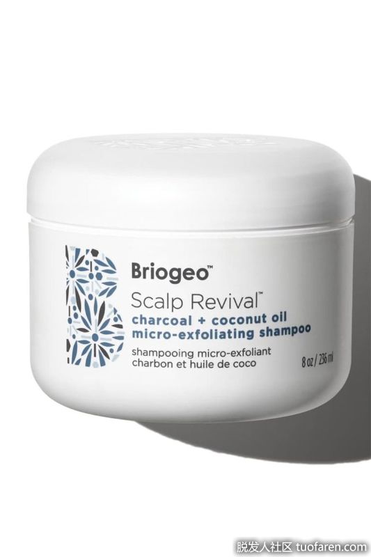 Briogeo 木炭+椰子油微去角質洗髮水：洗髮水和磨砂膏成分相同，這款強力混合的產品含有強力混合的Binchotan木炭，它像磁鐵一樣吸引和吸收污垢、油、汗水和其他雜質，植物衍生的去角質產品，深層保濕的椰子油，加強鏈的泛醇，以及舒緩的薄荷油和留蘭薄荷油。額外的好處:它聞起來就像巧克力薄荷冰淇淋。