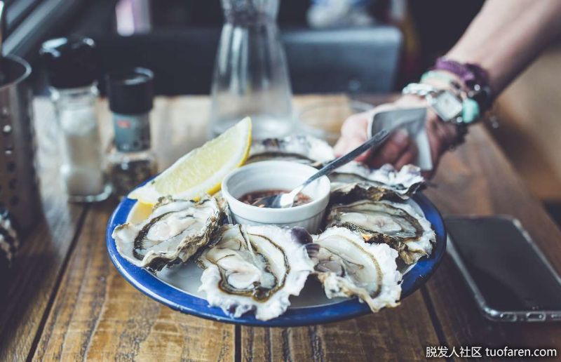 生蠔：海鮮是最富含鐵元素的食物，每85克(3盎司)的牡蠣就含有7.8毫克。牡蠣還富含鋅——每85克(3盎司)份含有71毫克鋅——已被證明能促進頭髮生長。