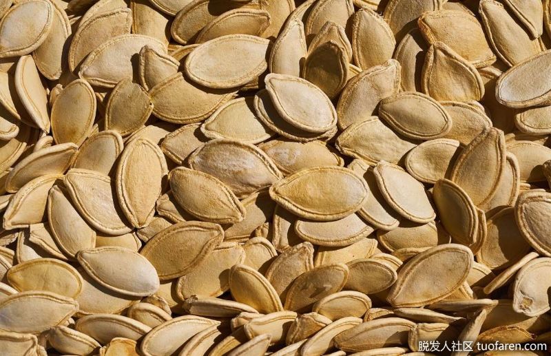 南瓜籽：素食主義者和純素食主義者想要在飲食中攝取更多的能節省頭髮的鐵和鋅，可以把南瓜籽當零食吃，每份28克(一盎司)的南瓜籽含有大約4.2毫克的鐵和2.9毫克的鋅。