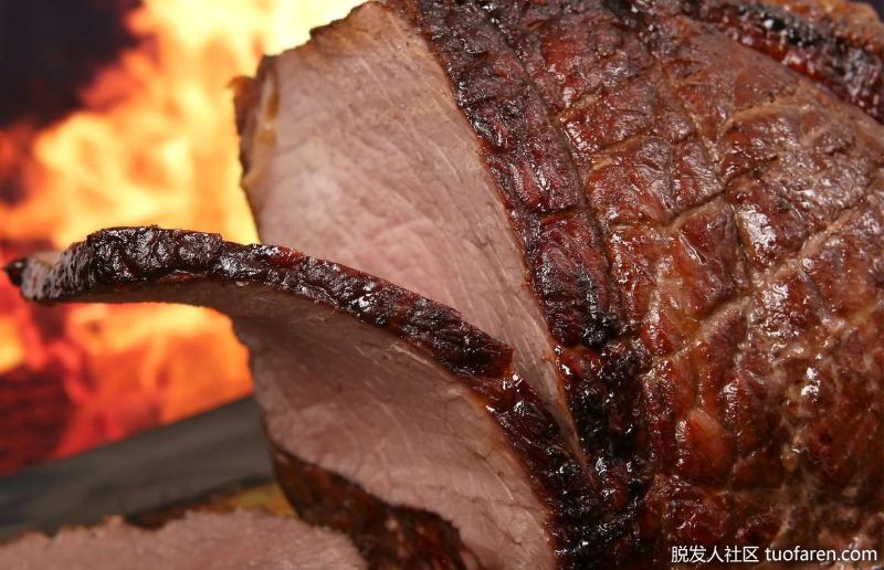 牛肉：一份85克(3盎司)的牛源性蛋白質提供了三種促進毛髮生長的物質:5.2毫克鐵(在牛肝中);高達8.6毫克的鋅(在各種熟牛肉中);以及大約3克賴氨酸，一種被證明可以促進頭髮再生的必需氨基酸。